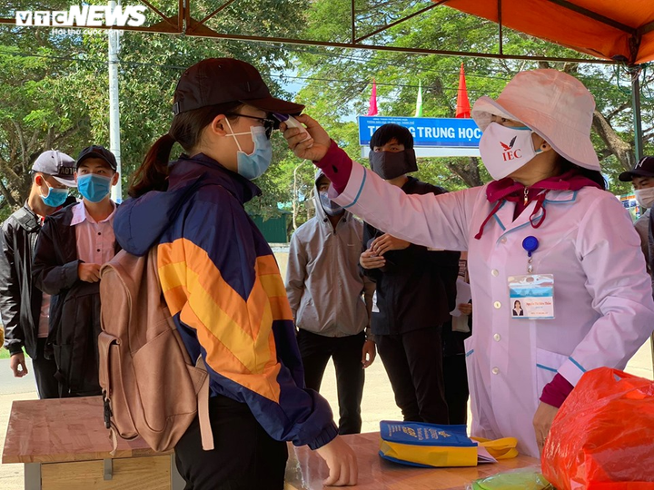 Thí sinh vùng 'tâm dịch' COVID-19 hồi hộp trước khi thi THPT đợt 2 - 1
