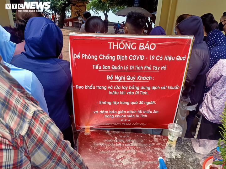 Trăm người đội nắng cả tiếng đợi vào lễ Phủ Tây Hồ ngày Rằm tháng Bảy - 2