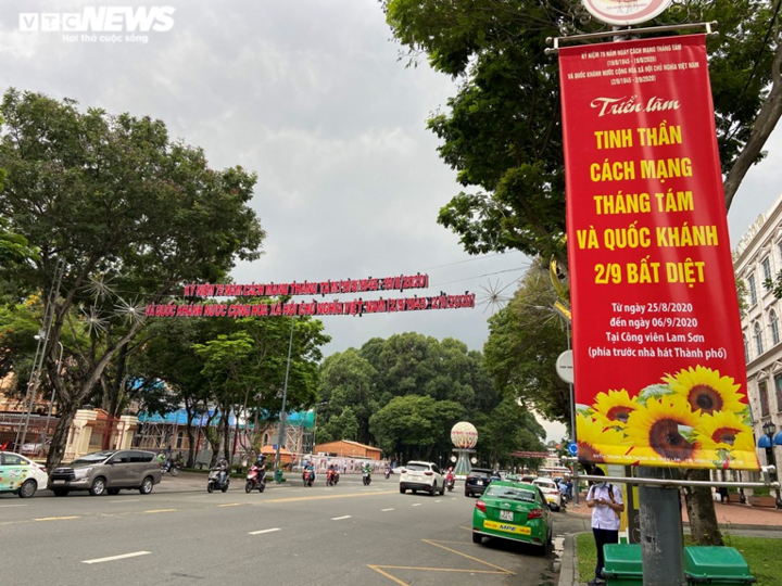 TP.HCM trang hoàng cờ, hoa mừng ngày Quốc khánh Việt Nam 2020 - 1