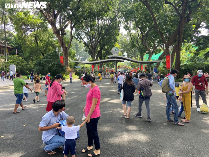 TP.HCM trang hoàng cờ, hoa mừng ngày Quốc khánh Việt Nam 2020 - 10