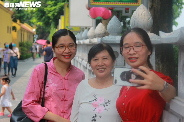 Trăm người đội nắng cả tiếng đợi vào lễ Phủ Tây Hồ ngày Rằm tháng Bảy - 16