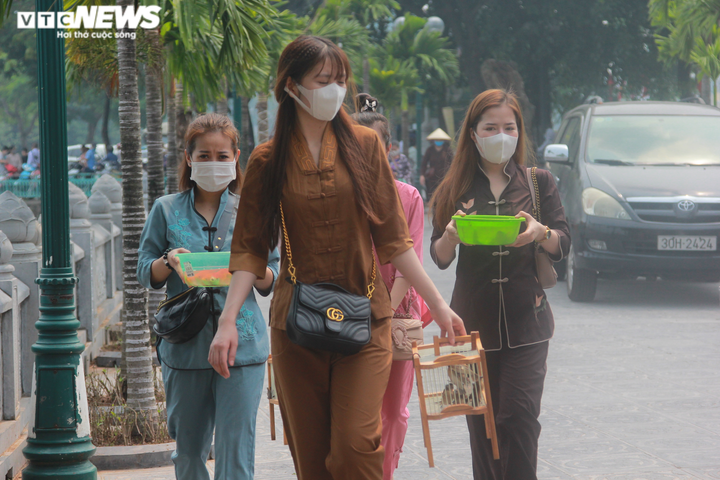 Trăm người đội nắng cả tiếng đợi vào lễ Phủ Tây Hồ ngày Rằm tháng Bảy - 15