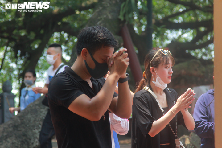 Trăm người đội nắng cả tiếng đợi vào lễ Phủ Tây Hồ ngày Rằm tháng Bảy - 12