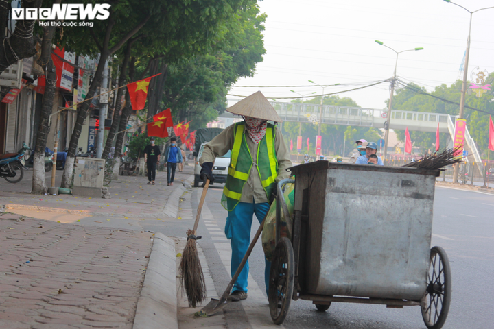 Lao động nghèo rong ruổi trên phố mưu sinh ngày Quốc khánh 2/9 - 1