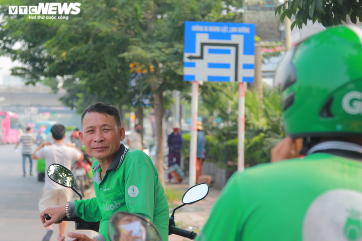 Lao động nghèo rong ruổi trên phố mưu sinh ngày Quốc khánh 2/9 - 2