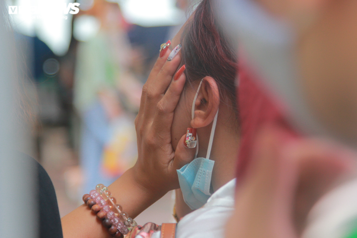 Trăm người đội nắng cả tiếng đợi vào lễ Phủ Tây Hồ ngày Rằm tháng Bảy - 9