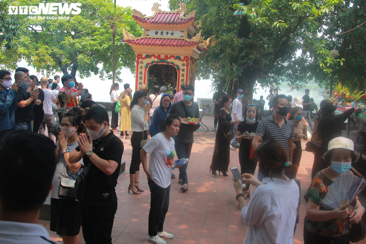 Trăm người đội nắng cả tiếng đợi vào lễ Phủ Tây Hồ ngày Rằm tháng Bảy - 11