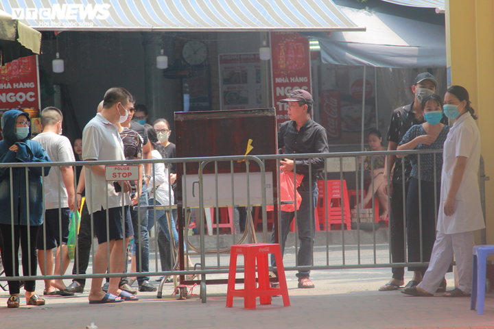 Trăm người đội nắng cả tiếng đợi vào lễ Phủ Tây Hồ ngày Rằm tháng Bảy - 14