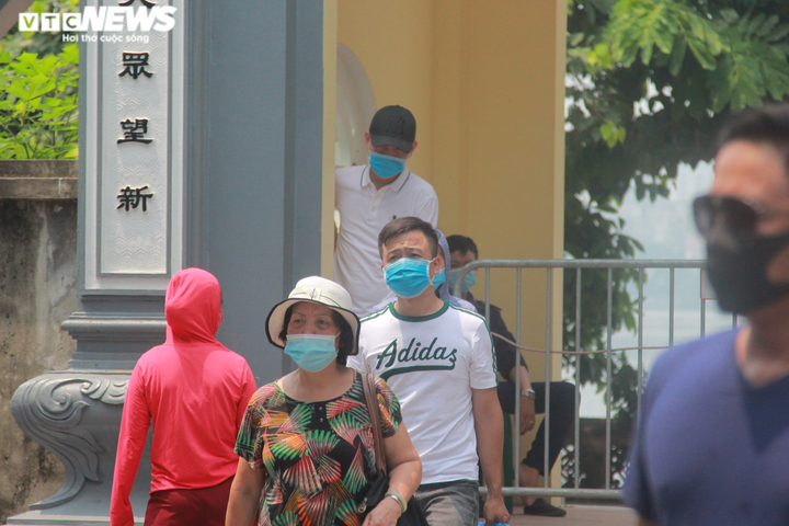 Trăm người đội nắng cả tiếng đợi vào lễ Phủ Tây Hồ ngày Rằm tháng Bảy - 6