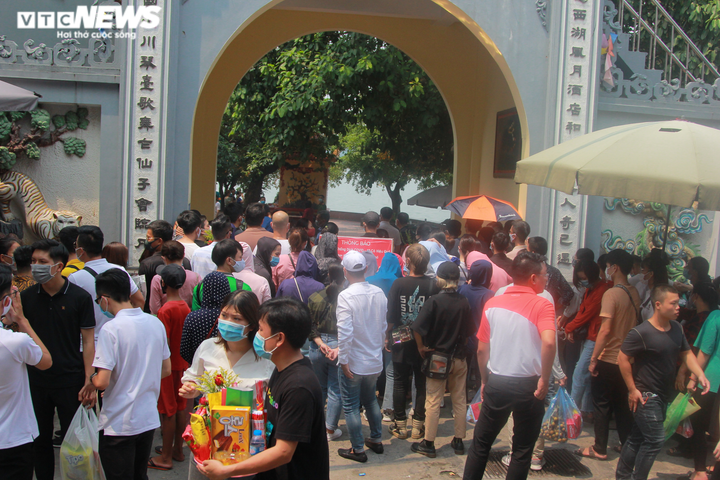 Trăm người đội nắng cả tiếng đợi vào lễ Phủ Tây Hồ ngày Rằm tháng Bảy - 1