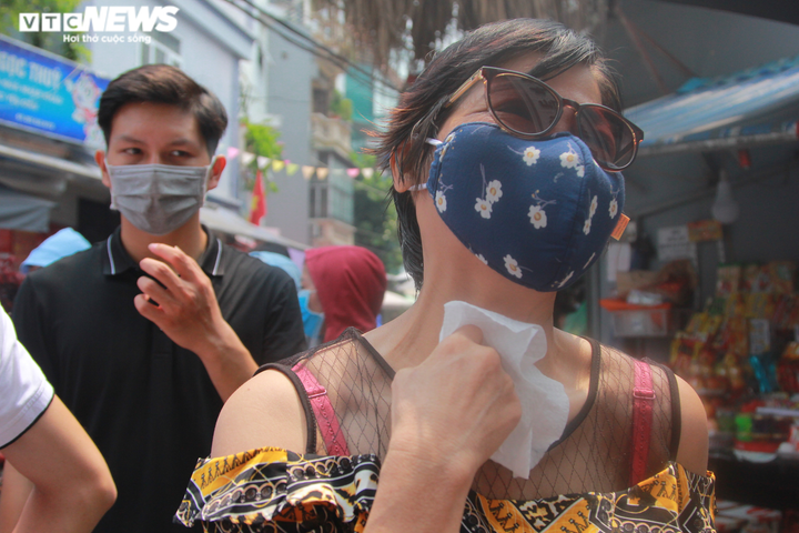 Trăm người đội nắng cả tiếng đợi vào lễ Phủ Tây Hồ ngày Rằm tháng Bảy - 3