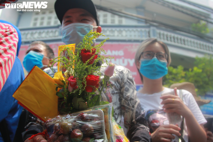 Trăm người đội nắng cả tiếng đợi vào lễ Phủ Tây Hồ ngày Rằm tháng Bảy - 5