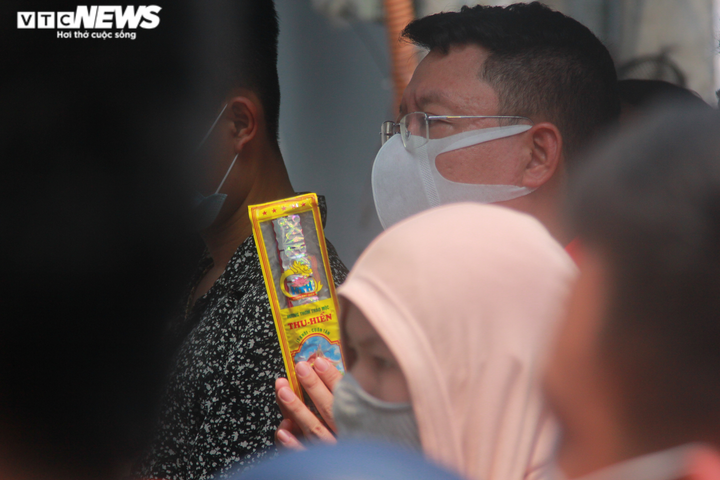 Trăm người đội nắng cả tiếng đợi vào lễ Phủ Tây Hồ ngày Rằm tháng Bảy - 7