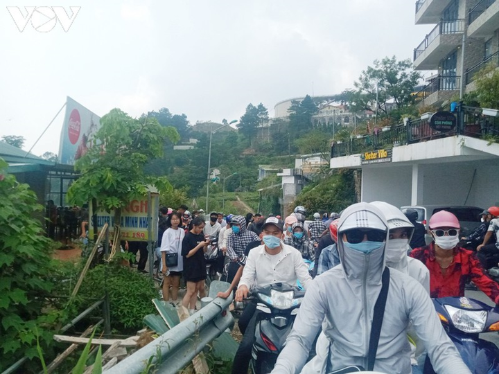 Đường lên Tam Đảo, Vĩnh Phúc ùn tắc kéo dài trong ngày nghỉ Quốc khánh 2/9 - 1