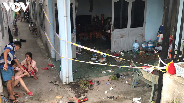 Nhắc nhở đừng đua xe, 2 cha con bị nhóm 'quái xế' đánh trọng thương - 1