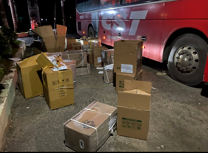 Bắt xe khách chở 5.000 khẩu trang y tế không rõ nguồn gốc - 1