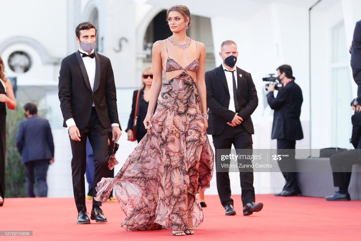 Các sao đeo khẩu trang, đứng xa đồng nghiệp tại Liên hoan phim Venice 2020 - 1