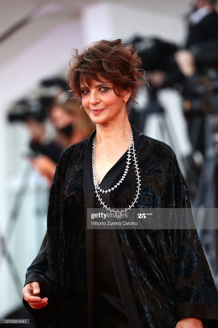 Các sao đeo khẩu trang, đứng xa đồng nghiệp tại Liên hoan phim Venice 2020 - 11