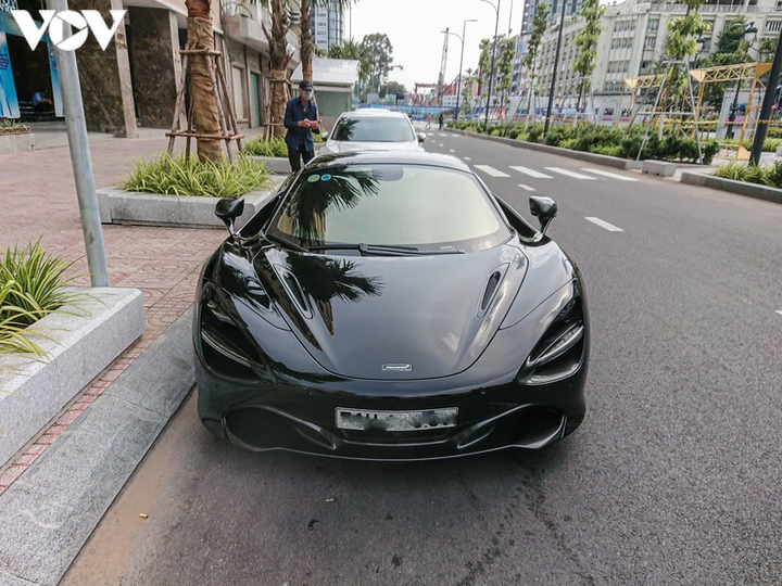 Cận cảnh McLaren 720S Spider màu đen độc nhất Việt Nam - 10