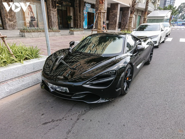Cận cảnh McLaren 720S Spider màu đen độc nhất Việt Nam - 11