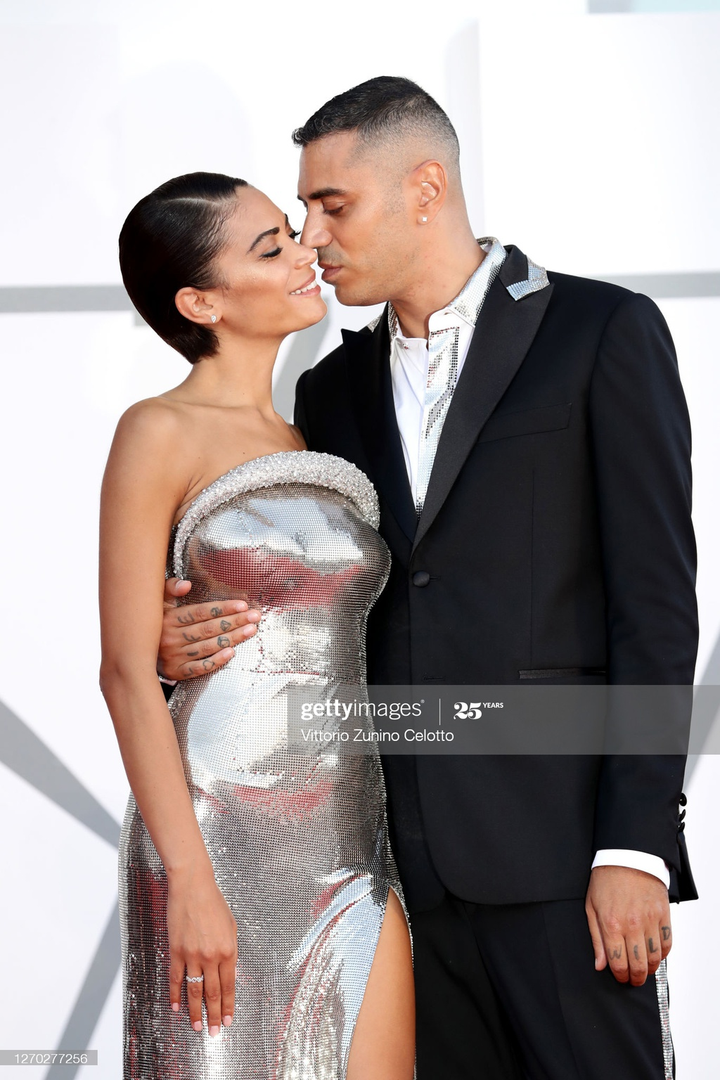 Các sao đeo khẩu trang, đứng xa đồng nghiệp tại Liên hoan phim Venice 2020 - 7