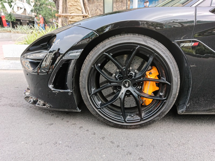 Cận cảnh McLaren 720S Spider màu đen độc nhất Việt Nam - 15