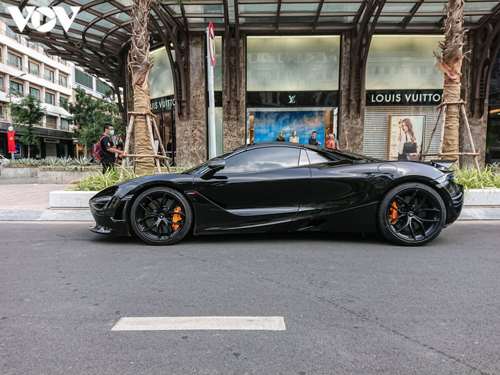 Cận cảnh McLaren 720S Spider màu đen độc nhất Việt Nam - 16
