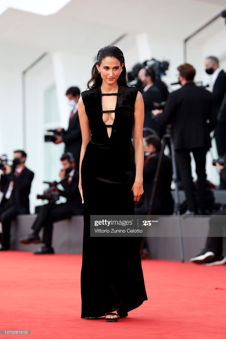 Các sao đeo khẩu trang, đứng xa đồng nghiệp tại Liên hoan phim Venice 2020 - 12