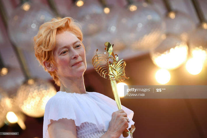 Các sao đeo khẩu trang, đứng xa đồng nghiệp tại Liên hoan phim Venice 2020 - 6