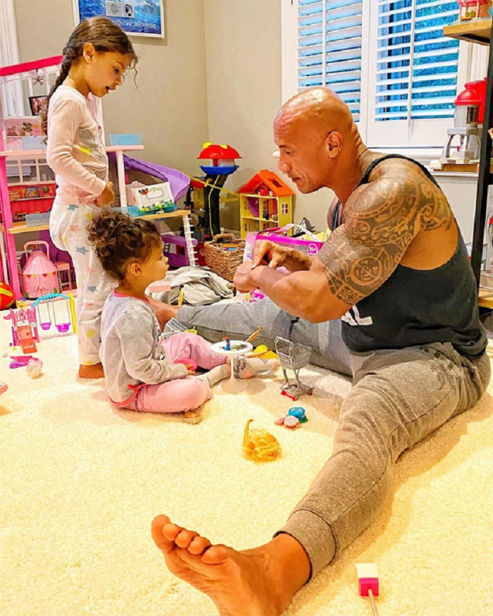 Cả nhà tài tử Dwayne Johnson mắc COVID-19 - 2