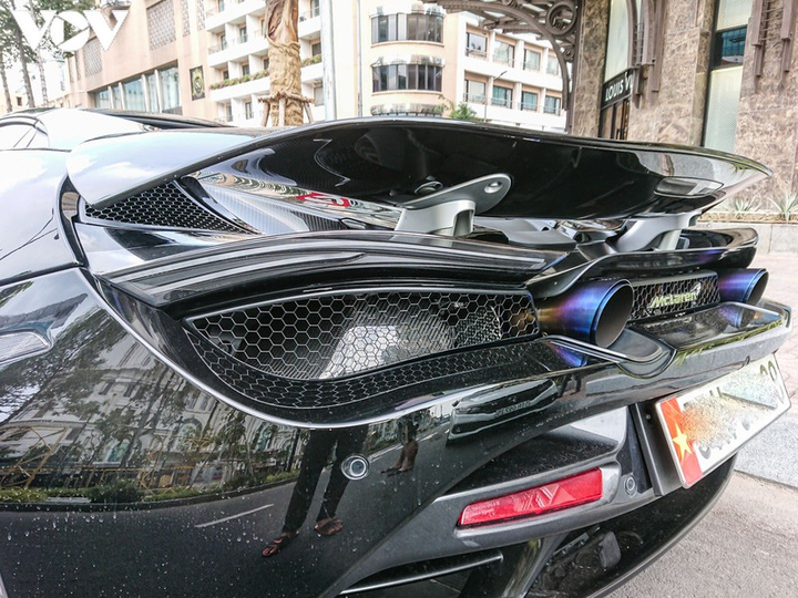 Cận cảnh McLaren 720S Spider màu đen độc nhất Việt Nam - 3