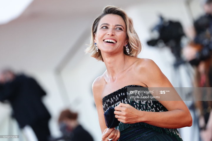 Các sao đeo khẩu trang, đứng xa đồng nghiệp tại Liên hoan phim Venice 2020 - 9