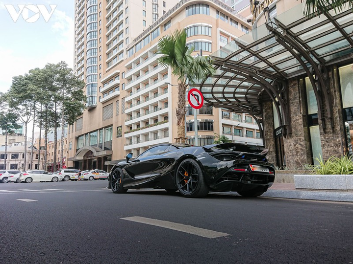 Cận cảnh McLaren 720S Spider màu đen độc nhất Việt Nam - 5