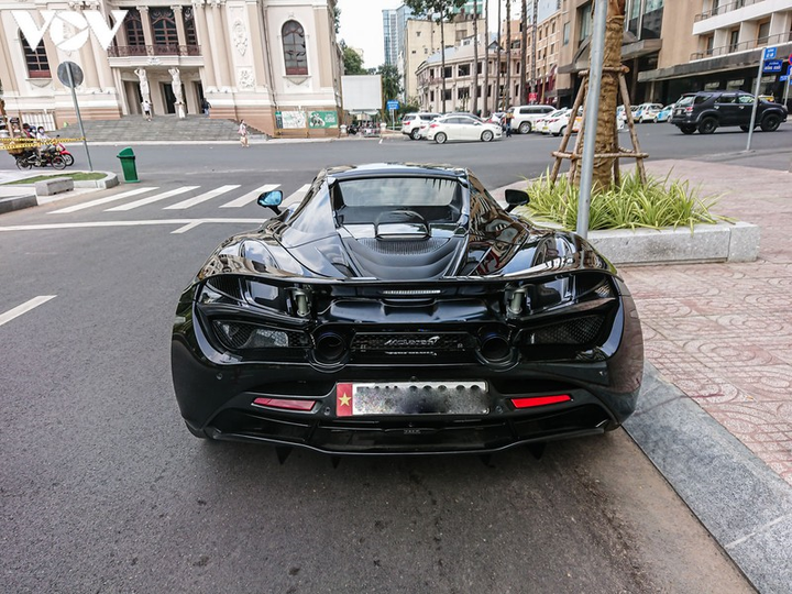 Cận cảnh McLaren 720S Spider màu đen độc nhất Việt Nam - 6