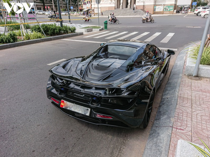 Cận cảnh McLaren 720S Spider màu đen độc nhất Việt Nam - 8