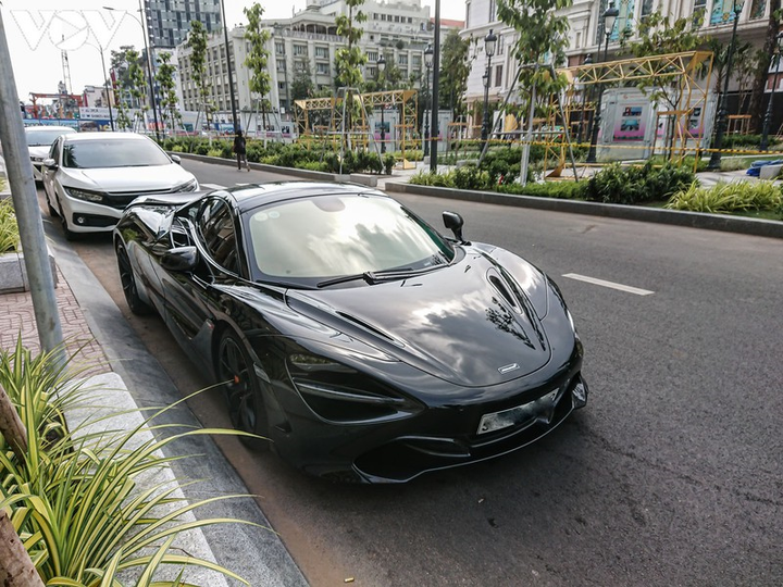 Cận cảnh McLaren 720S Spider màu đen độc nhất Việt Nam - 9
