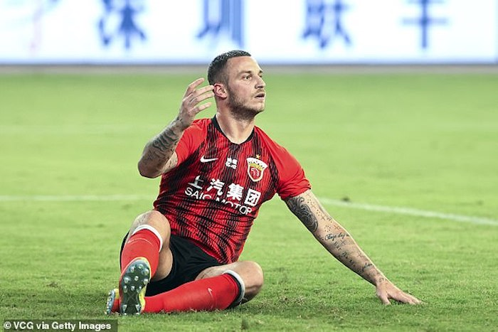 Coi thường bóng đá Trung Quốc, sao Ngoại hạng Anh tăng cân, bỏ bê tập luyện - 1