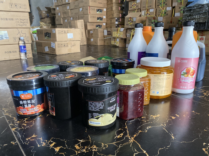 Bắt giữ gần 10 tấn nguyên liệu trà sữa không rõ nguồn gốc trong kho hàng Hà Nội - 1