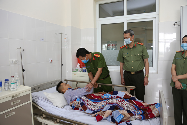 Cảnh sát phòng chống ma túy bị tội phạm đâm thủng gan và dạ dày - 2