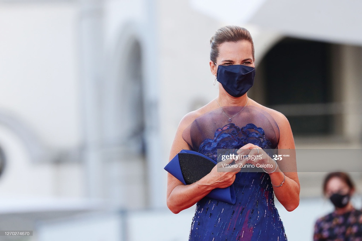 Các sao đeo khẩu trang, đứng xa đồng nghiệp tại Liên hoan phim Venice 2020 - 5