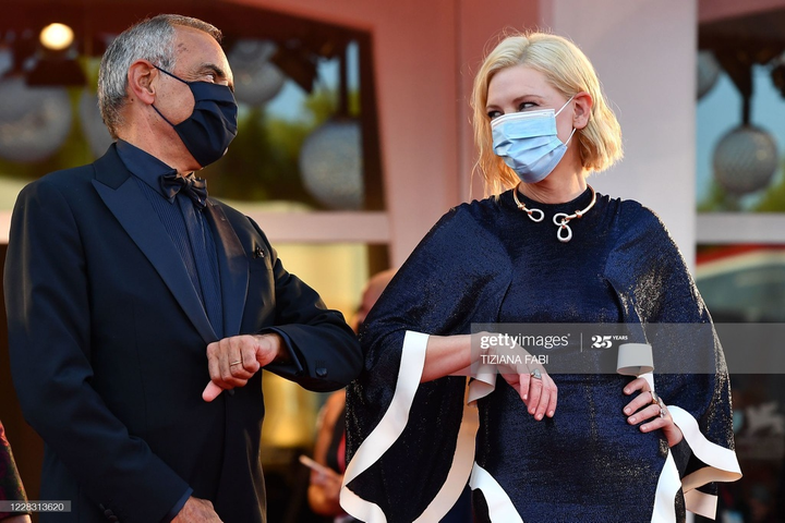 Các sao đeo khẩu trang, đứng xa đồng nghiệp tại Liên hoan phim Venice 2020 - 4