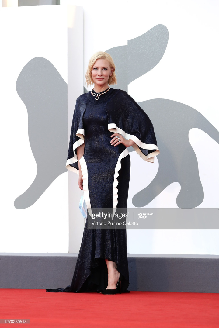 Các sao đeo khẩu trang, đứng xa đồng nghiệp tại Liên hoan phim Venice 2020 - 3