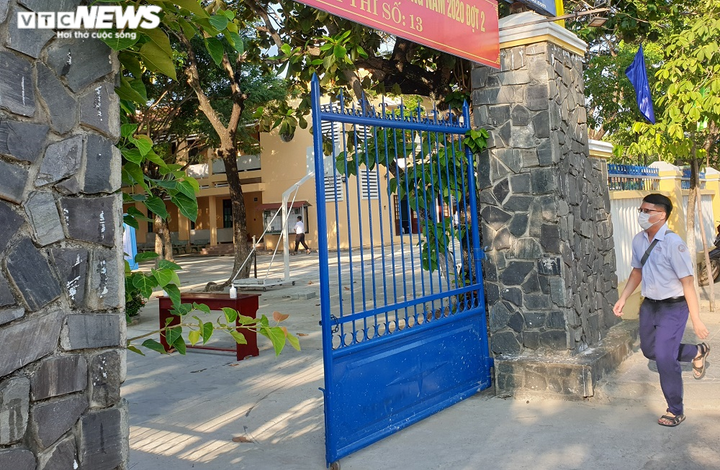 Thí sinh Quảng Nam có mặt từ sớm, tranh thủ ôn bài trước giờ thi tốt nghiệp THPT - 7