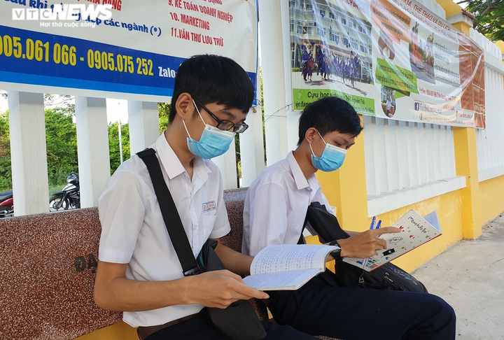 Thí sinh Quảng Nam có mặt từ sớm, tranh thủ ôn bài trước giờ thi tốt nghiệp THPT - 2