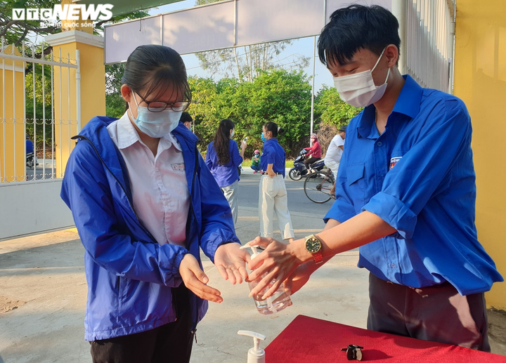 Thí sinh Quảng Nam có mặt từ sớm, tranh thủ ôn bài trước giờ thi tốt nghiệp THPT - 4