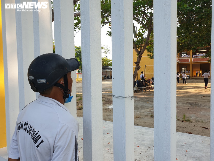 Thí sinh Quảng Nam có mặt từ sớm, tranh thủ ôn bài trước giờ thi tốt nghiệp THPT - 8