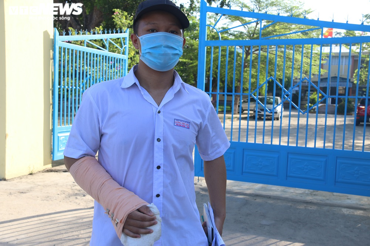 Đứt gân tay phải, thí sinh thi tốt nghiệp THPT tại Quảng Nam làm bài thế nào? - 1