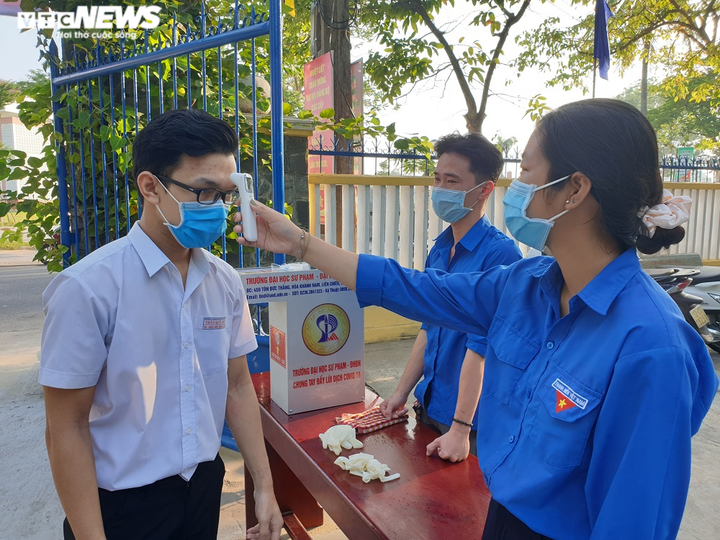 Thí sinh Quảng Nam có mặt từ sớm, tranh thủ ôn bài trước giờ thi tốt nghiệp THPT - 6