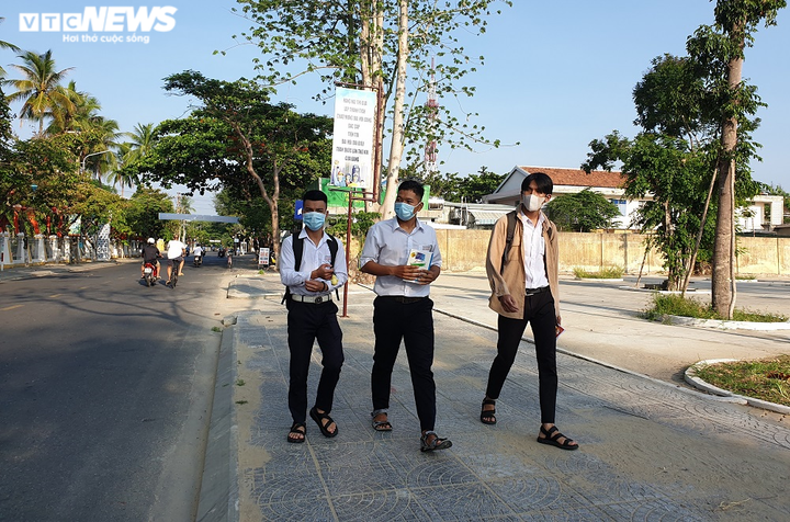 Thí sinh Quảng Nam có mặt từ sớm, tranh thủ ôn bài trước giờ thi tốt nghiệp THPT - 1