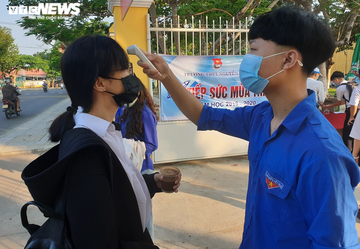 Thí sinh Quảng Nam có mặt từ sớm, tranh thủ ôn bài trước giờ thi tốt nghiệp THPT - 3